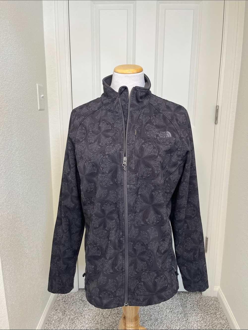 The North Face Women's Charcoal Floral-Print Full-Zip Utility Jacket